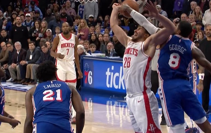 乐鱼体育-防守建功！保罗·乔治大帽申京 随后乌布雷反击打中扩大领先