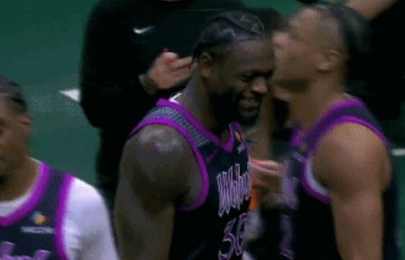 赛事分析-强制打断！兰德尔持球刚起步突破森林狼叫停 兰德尔自己也乐了