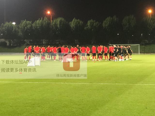 实时比分-国足全员出勤备战中日大战 李铁与池忠国单独交流