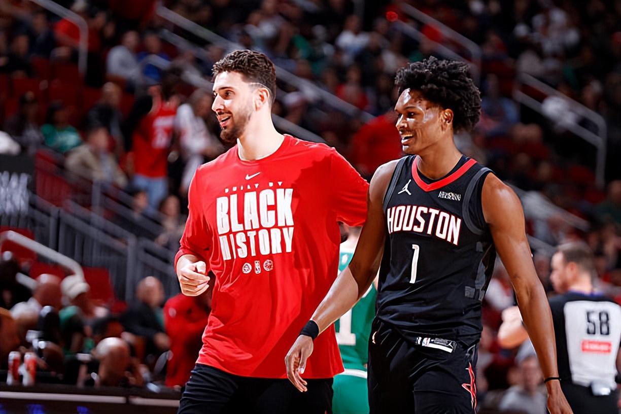 攻防两端都被各种限制，但火箭还在继续让后场新星担任控卫？