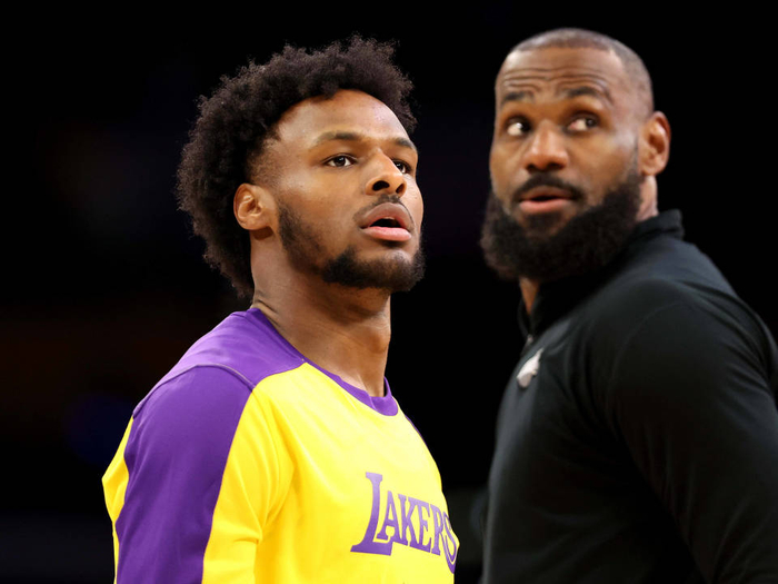 乐鱼体育-布朗尼本赛季年薪195万，实际到手有多少？说出来你可能不信|NBA|布朗尼·詹姆斯|勒布朗-詹姆斯|洛杉矶湖人队|nba_新浪体育_新浪新闻